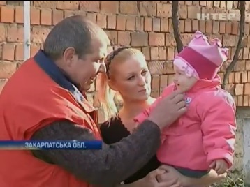 Закарпатка майже рік не може отримати грошову допомогу на свою "болгарську" дитину (ВІДЕО)